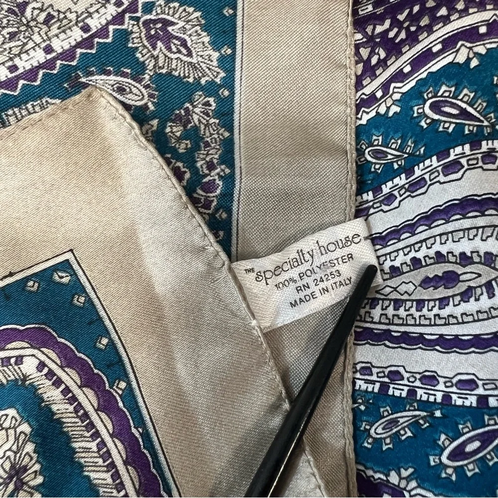 THE SPECIALTY HOUSE Vintage Paisley Scarf
